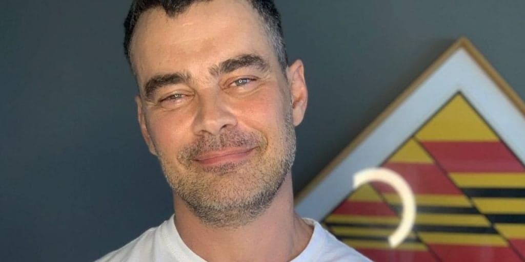 Carmo Dalla Vecchia, após assumir ser gay, surge com filho pela primeira vez e expõe doença: "Chorarmos juntos"