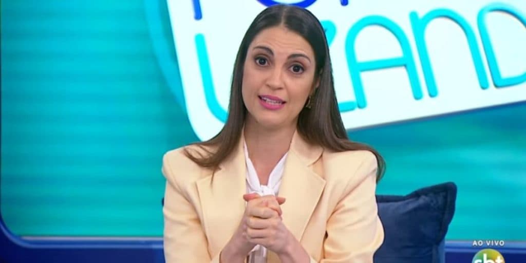 Chris Flores dá notícia sobre Silvio Santos ao vivo, expõe saia justa e detona: "Eu vou chorar"