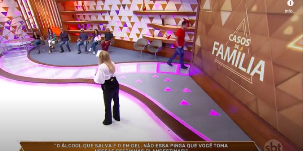 Christina Rocha surta e expulsa participante do palco do Casos de Família: "Bordel onde você trabalha"