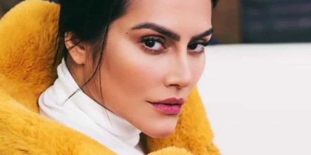 Cleo vaza a pepeca em calcinha fina e marmanjos deliram: "Nossa, é carnuda"