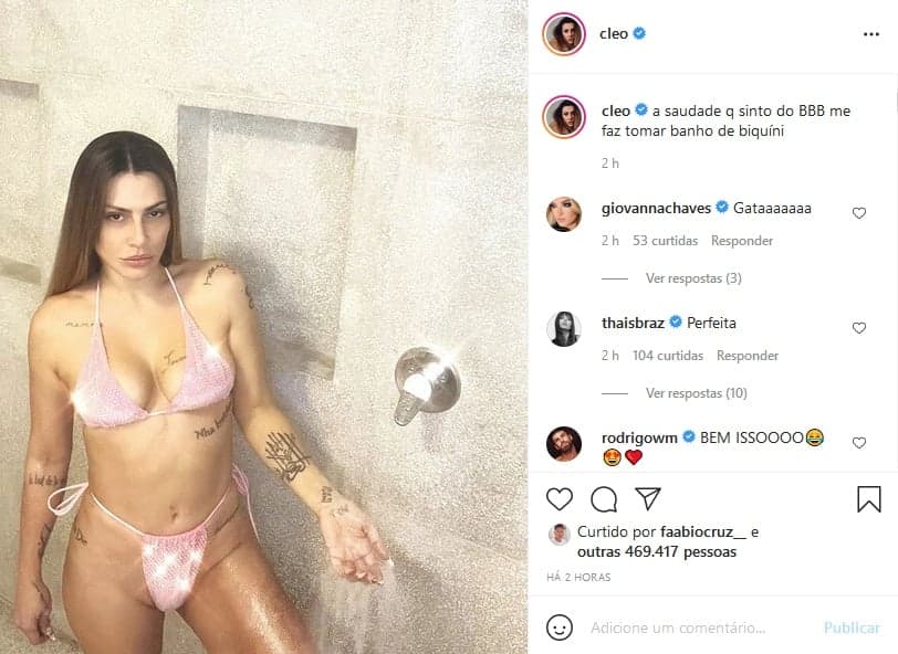 Cleo deixou a pepeca vazar em novo foto debaixo do chuveiro (Imagem: Reprodução)
