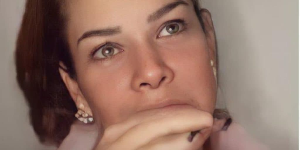 Fernanda Souza chora durante live nas redes sociais