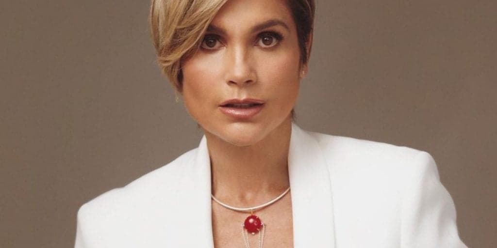 Flávia Alessandra abre as pernas com vontade, senta e empina enquanto deixa parte íntima à mostra: "Fogo"