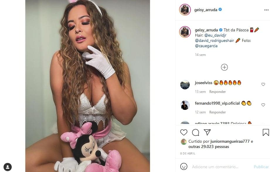 Geisy Arruda surgiu com brinquedinho entre as pernas (Foto: Reprodução)
