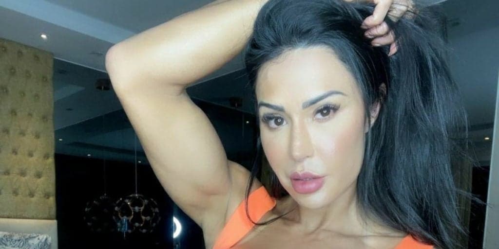 Gracyanne Barbosa puxa fio-dental para dentro de partes íntimas e provoca: "Sempre quente"