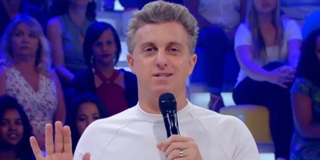 Globo é pressionada por patrocinadores e volta atrás sobre Luciano Huck aos domingos