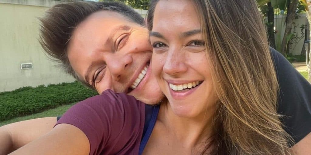 Thais Fersoza surge em hospital e escancara gravidez, após crise com Michel Teló: "Dia de alegria, família completa"