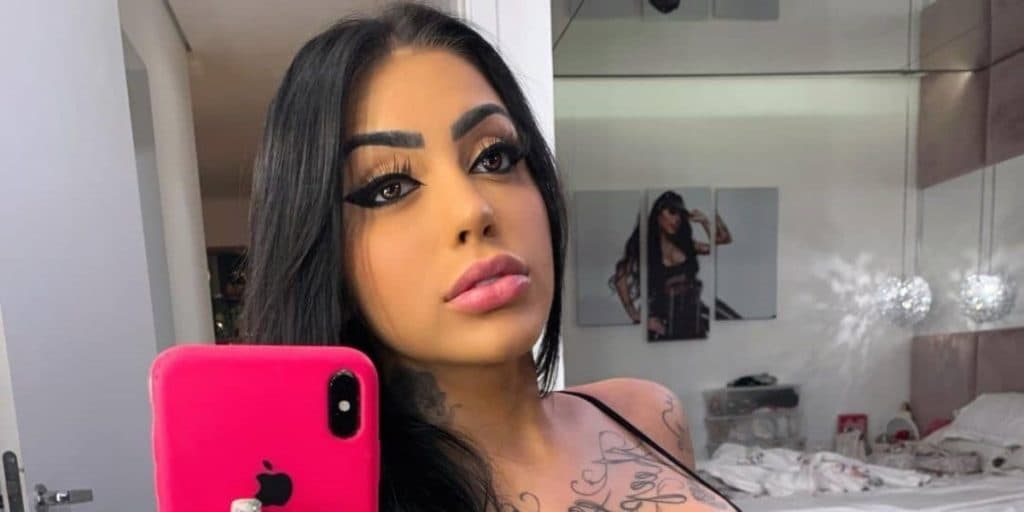Mirella coloca mão na cabeça, deixa calcinha bem atolada e bumbum acaba escapando em foto: "Gostosa do Caralh%"