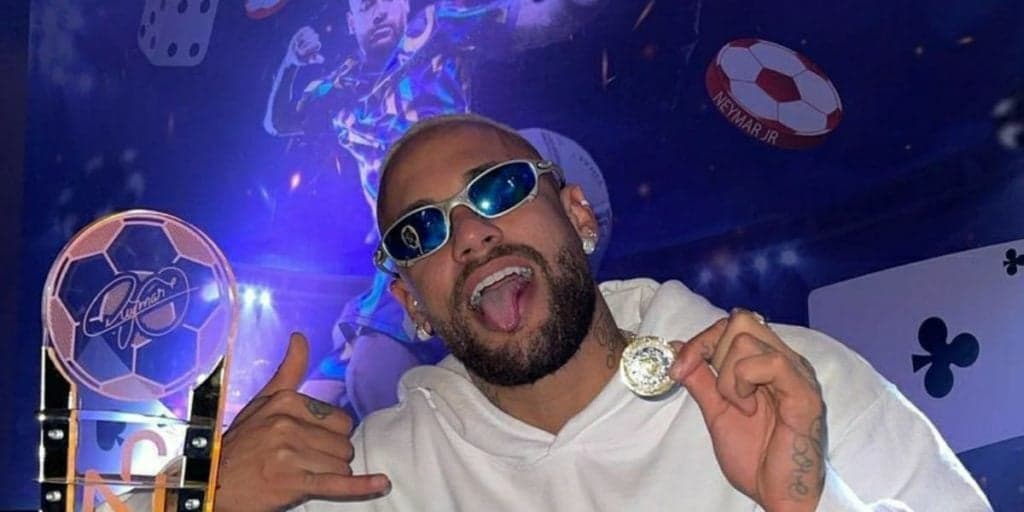Neymar assume namorada secreta e justifica sigilo: "Queria marcar, mas ela não deixa"