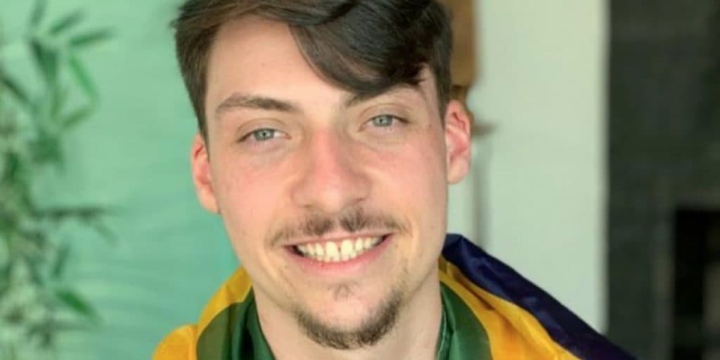 Filho de Bolsonaro fala sobre possível participação no BBB22 e expõe fim da Globo: "Se existir até lá"