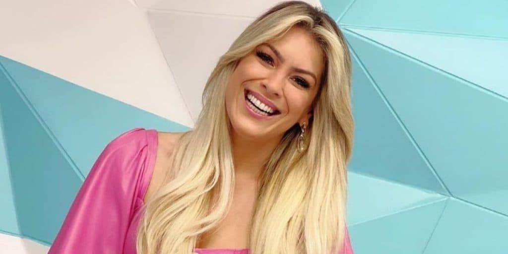 Renata Fan, após saída de Denílson, faz anúncio às pressas sobre o Jogo Aberto e explode: "Estou cansada''