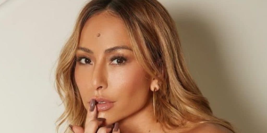 Sabrina Sato é flagrada completamente nua em rio e fica com seios e bunda à mostra: "Tá toda molhadinha"