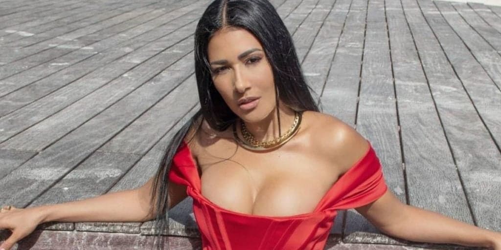 Simaria escandaliza como nunca, surge sem calcinha agarrada com bonitão e parte íntima explode: "Quero"