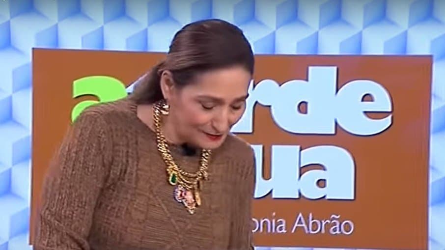 "Morreu", Sonia Abrão perde a voz, abre programa com pior notícia do mundo e desaba ao vivo: "Adeus"