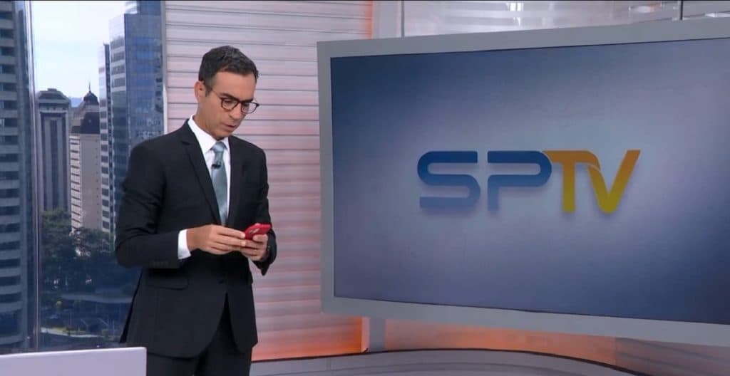 César Tralli recebe notícia urgente no estúdio, pega o celular ao vivo e confirma situação na Globo: "Grave"