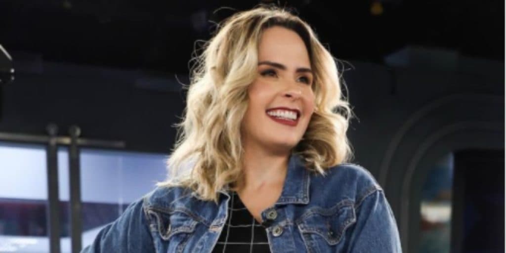 Temendo demissão, Ana Paula Renault é pega no flagra por diretor do SBT em momento delicado