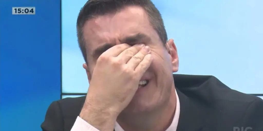 Apresentador do Balanço Geral chora desesperadamente após sair resultado de audiência contra concorrência
