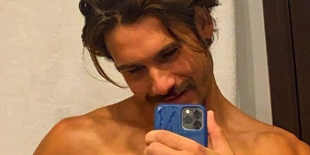 Nicolas Prattes surge sem camisa, abaixa a calça e detalhe íntimo é exposto: “Aqui esquentou”