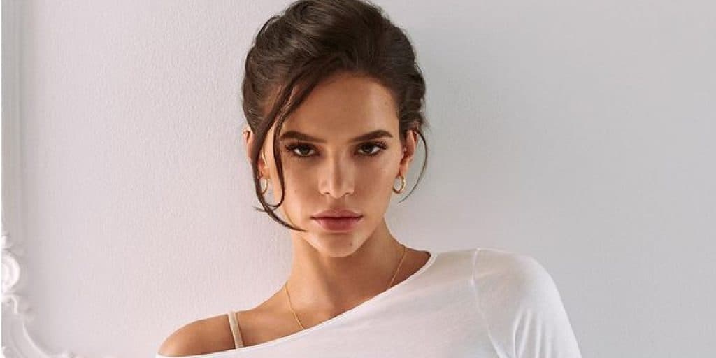 Bruna Marquezine é flagrada sem calcinha, abusa de vestido transparente e deixa parte íntima à mostra