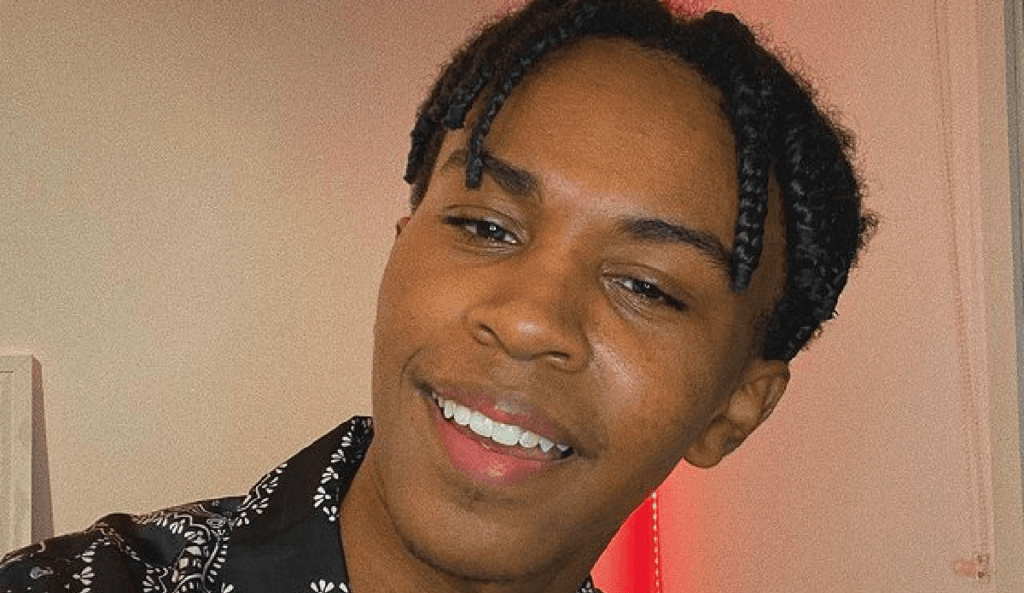 Aos 18 anos, Jean Paulo, o Cirilo, se assume apaixonado e faz declaração: "Amor da minha vida"