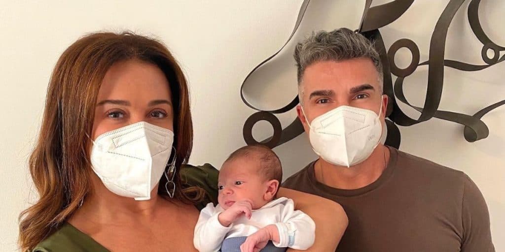 Após anunciar gravidez aos 53, Claudia Raia comemora nascimento de bebê e confirma: "Apresento para vocês"