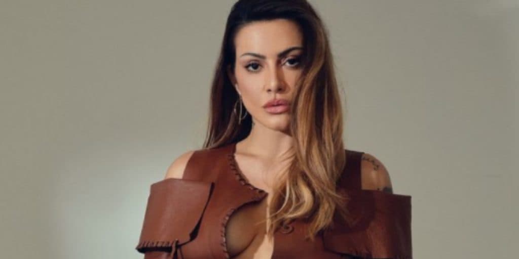 Cleo Pires surgiu se divertindo em um delicioso banho de mangueira