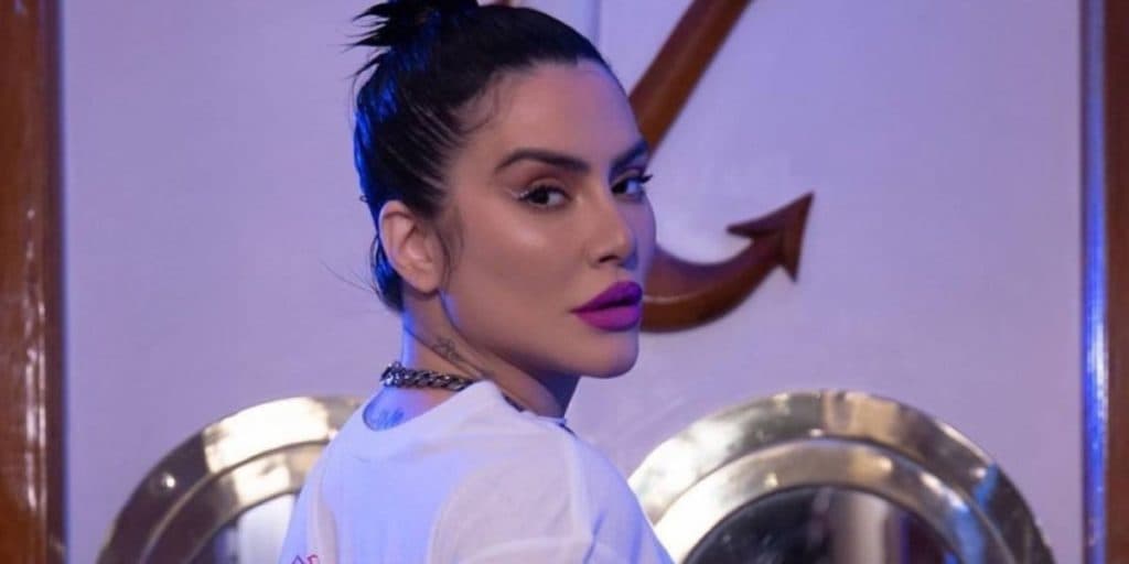 Cleo colocou seu corpão pra jogo e sensualizou