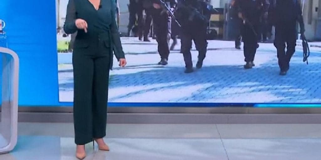 Âncora de jornal se envolve em crime, programa é interrompido ao vivo e comunicado é feito: "Assassinar os pais"