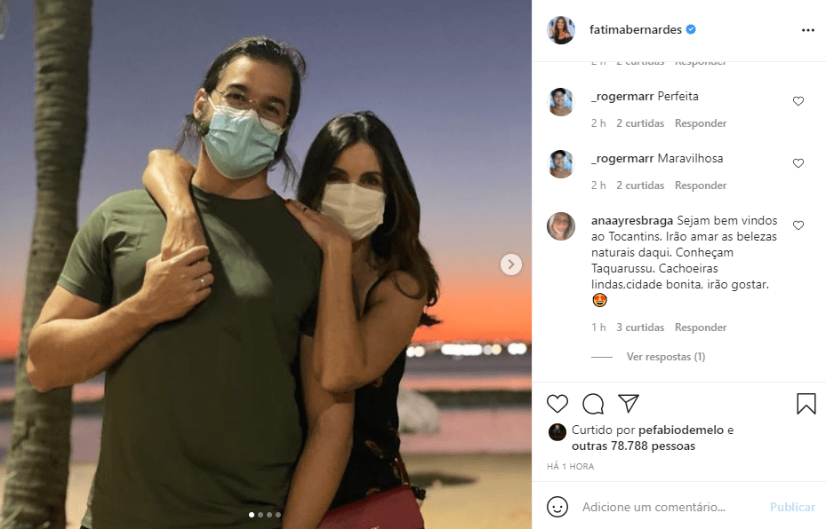 Fátima Bernardes surgiu agarrada ao namorado bonitão e se declarou apaixonada (Foto: Reprodução)