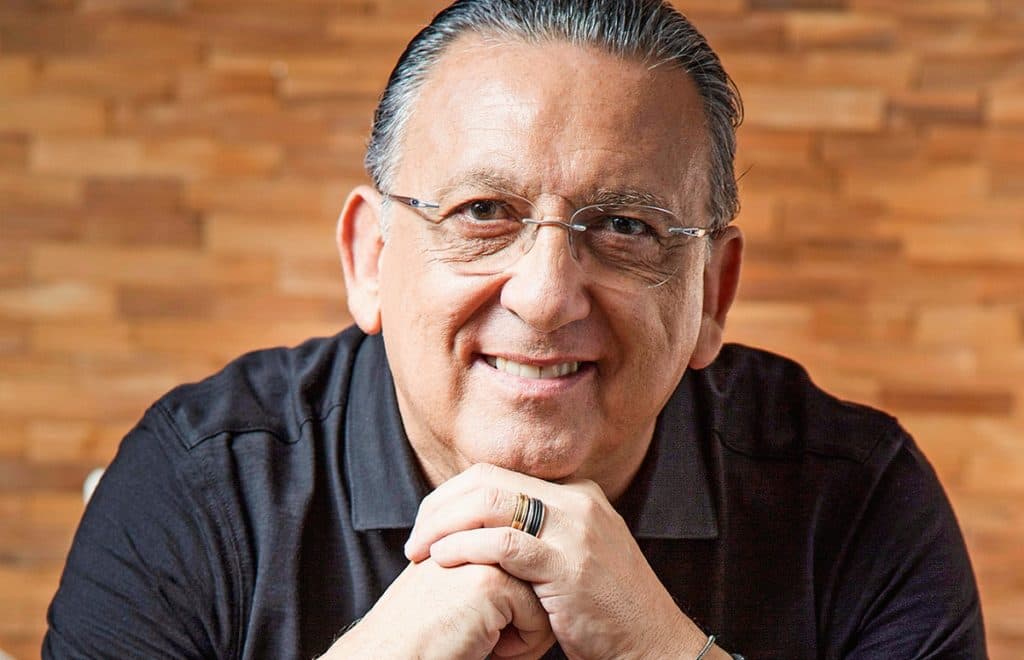 Galvão Bueno exige ter programa aos domingos e trava guerra nos bastidores para não ser demitido