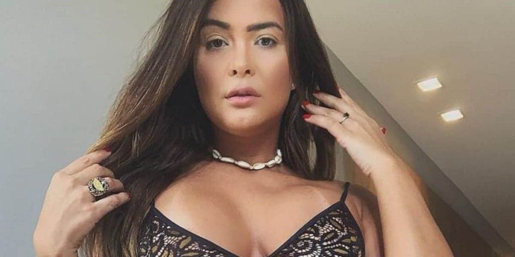 Geisy Arruda escandaliza, surge com parte íntima completamente à mostra e provoca: "Vou ter que colocar"