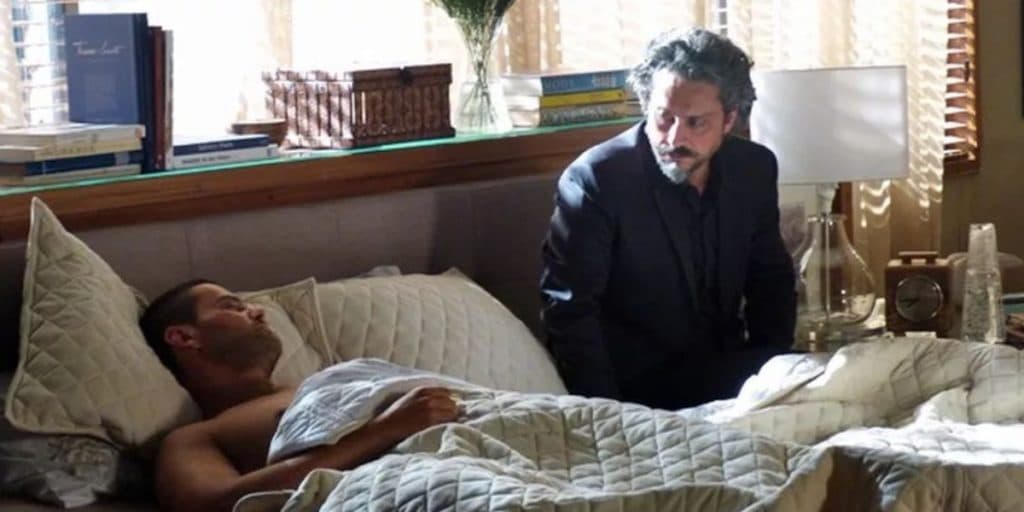 Império: José Alfredo invade quarto, pega Maurílio desprevenido e faz surpresa na cama: "Prazeroso"