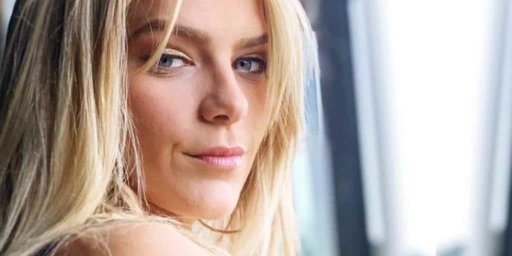 Isabella Santoni posa com calcinha minúscula, mostra demais e gera comentários