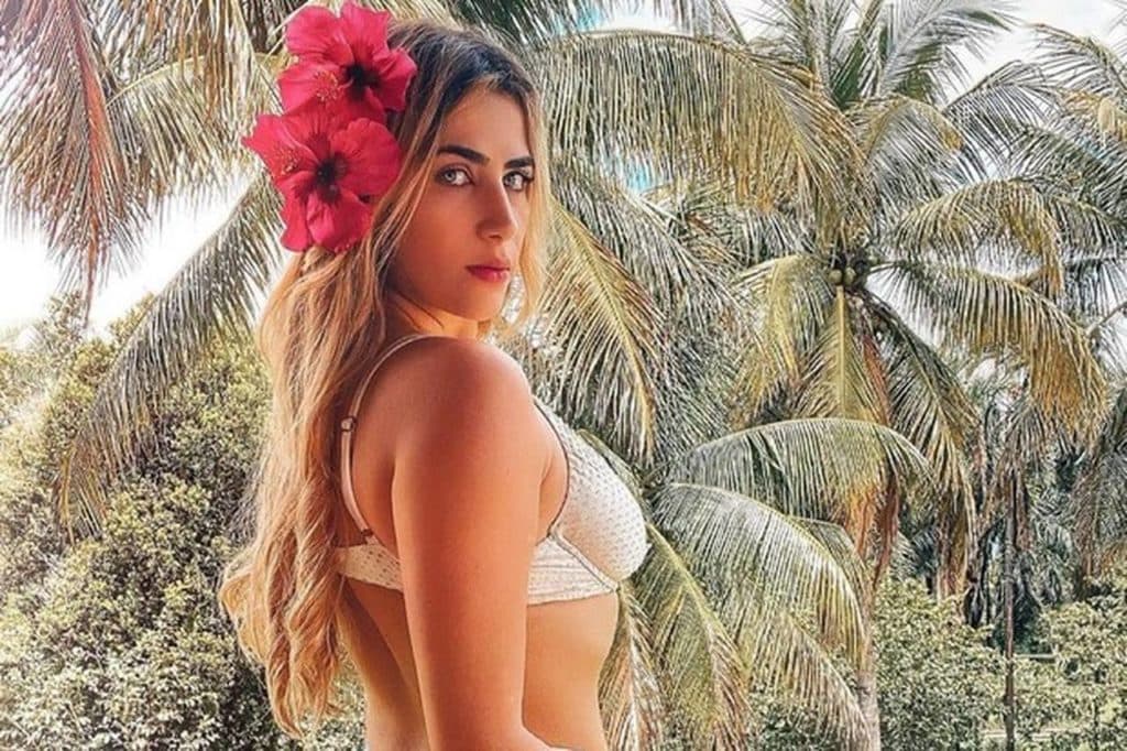 Filha gata de Leonardo deixa seio à mostra e provoca com maiô cavadíssimo: "Bundinha deliciosa"