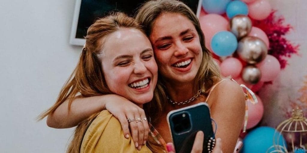Mãe de Larissa Manoela rompe com filha após desaprovar relação com mulher e atriz confirma: "Faço o que quiser"