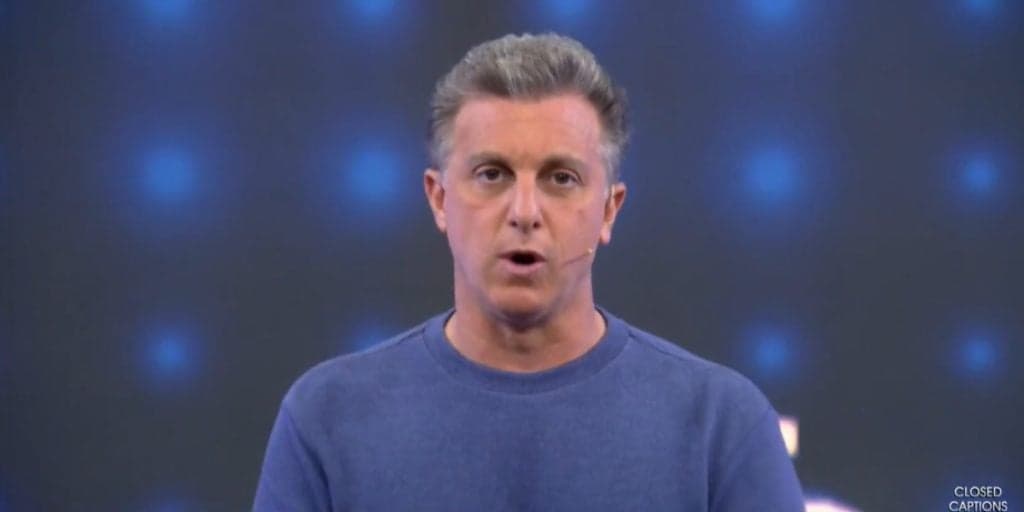 Luciano Huck é ridicularizado após se confundir no Caldeirão e público detona: "Vá estudar"