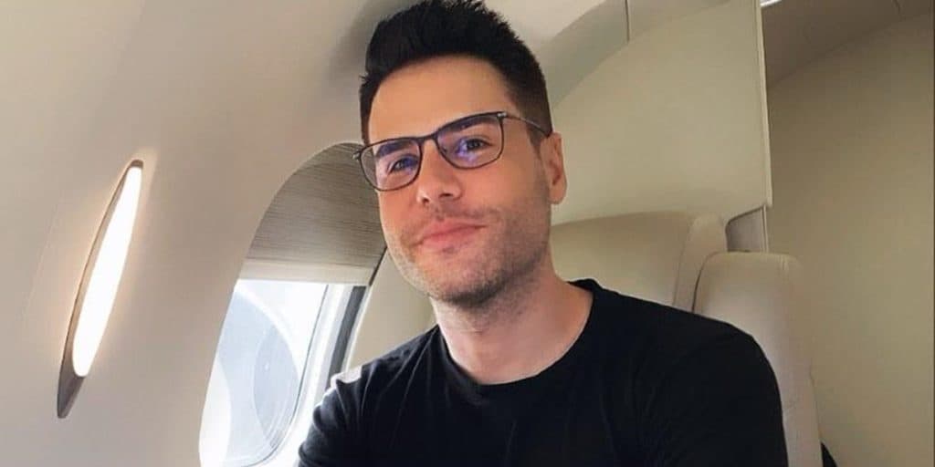 Luiz Bacci, com vida sigilosa, tem encontro escancarado e surge agarrado com mulher: "Você prefere o que?''