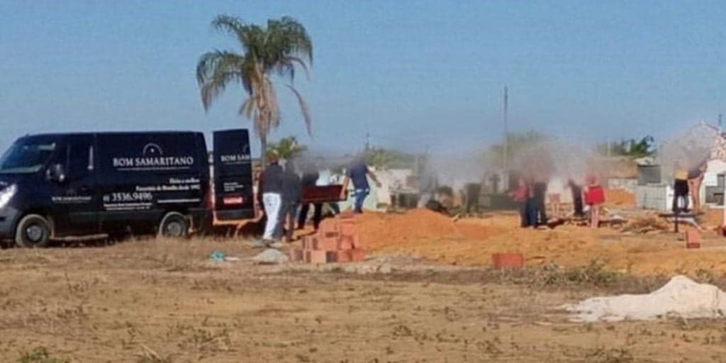 Luiz Bacci vai ao enterro de Lázaro, imagens causam desespero e pai do assassino se pronuncia: “Desculpa”