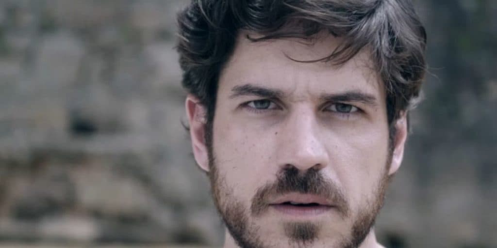 Gay? Notícia sobre sexualidade de Marco Pigossi é confirmada e ator se pronuncia: "Prazer não tem gênero"