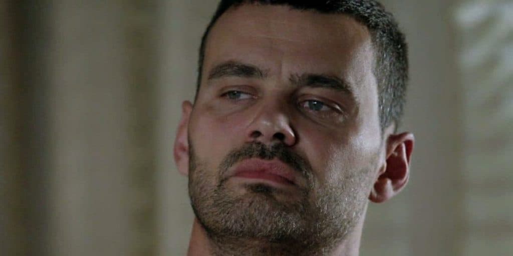 Império - Maurílio é ameaçado por Cristina, surta e grita: "Cachorra que ladra"