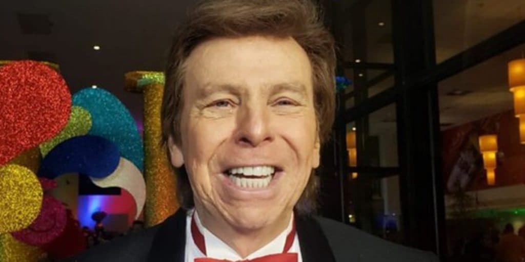 Nelson Rubens entra ao vivo no TV Fama de casa, esquece de tirar tela e imagem comprometedora ao fundo vaza