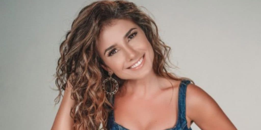 "Muita dor", Paula Fernandes não lida com sofrimento, após enfiar injeções na garganta e viver terror