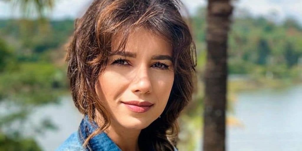 Paula Fernandes usa fio-dental, surge com homem gostoso em público e dispara vontade: "Pra te dar prazer"