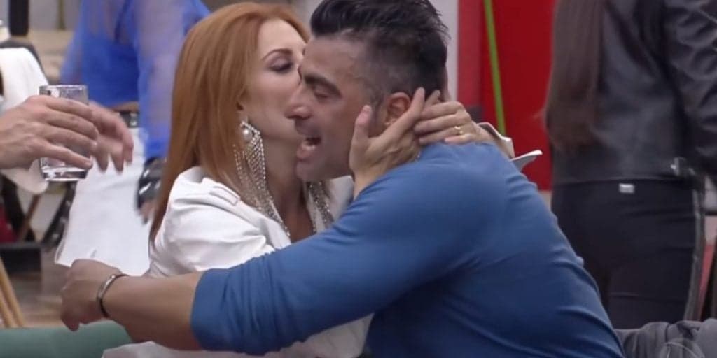 Deborah se joga nos braços de JP no Power Couple 5, passado como ex é exposto e público aponta traição