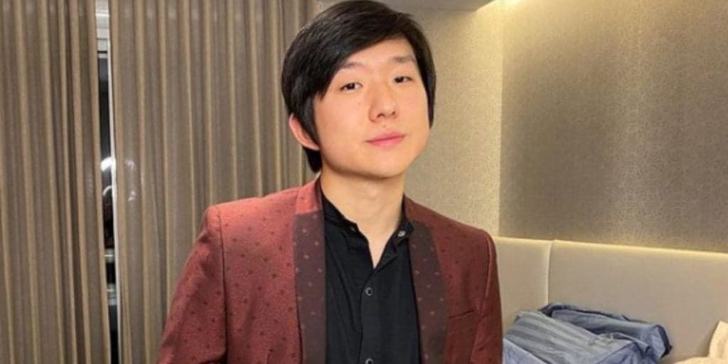 Pyong Lee é acusado de trair a esposa e de levar famosa para debaixo do edredom em reality da Record