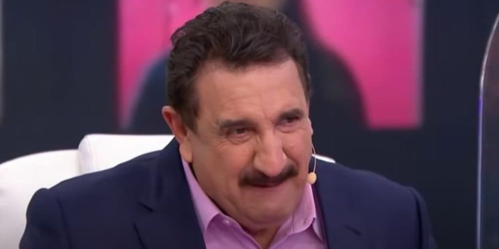 Ratinho mostra parte íntima em vídeo e diz que não usa: "Não serve para nada"