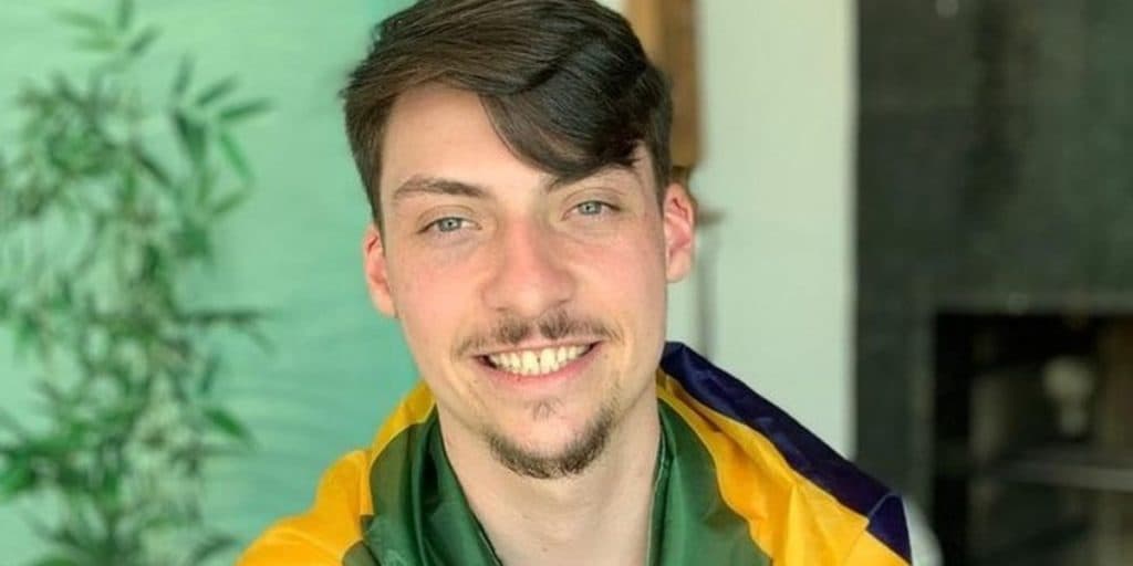 Filho de Bolsonaro passa por cima do pai, entra no BBB e se assume publicamente: "Eu sou"