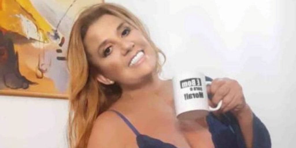 Rita Cadillac fica de quatro, coloca bumbum pro alto e se arreganha toda: "Deu pra ver"