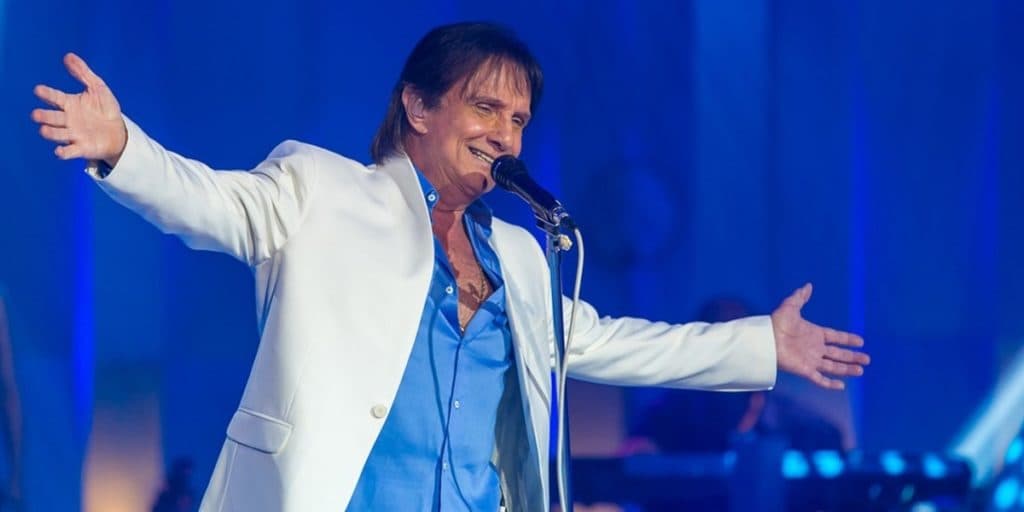 Famoso assume relação íntima com Roberto Carlos, cantor se declara e confirma: “Mexe em nossa vida”