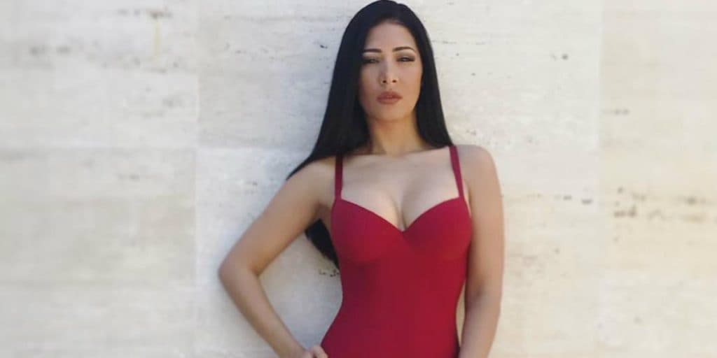 Simaria escandaliza em vídeo abrindo às pernas, atola calcinha, e deixa parte íntima explodindo: "Vi"